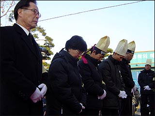 12일 오전 세원그룹 앞 합동영결식에서 민주노동당 권영길 대표 등 노동단체 관계자들이 헌화를 한 후 묵념을 하고 있다. 